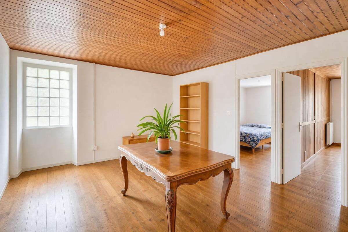 Maison de bourg avec dépendance et jardin – Saint-Juire-Champgil - photo 9