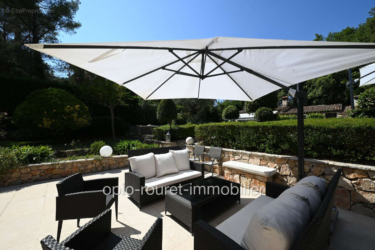 Maison à CHATEAUNEUF-GRASSE