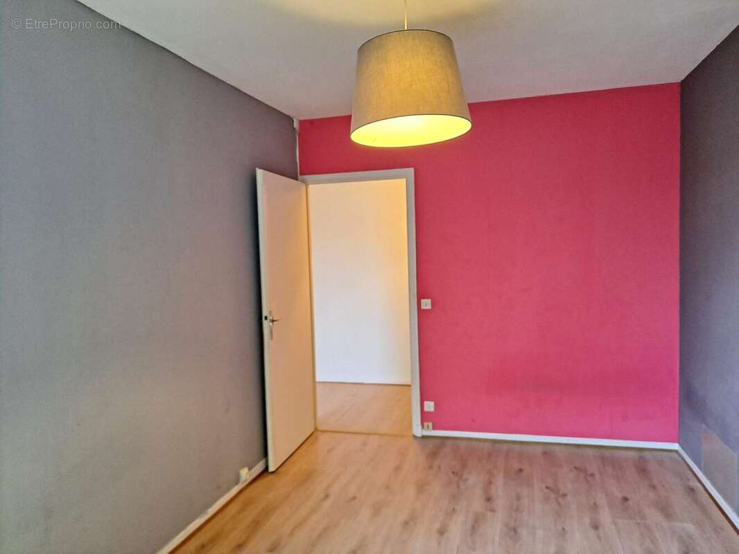 chambre: accès au couloir - Appartement à SAINT-ANDRE-LEZ-LILLE