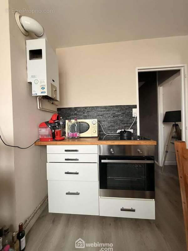 La pièce de vie est ouverte sur la cuisine équipée - Appartement à LAON