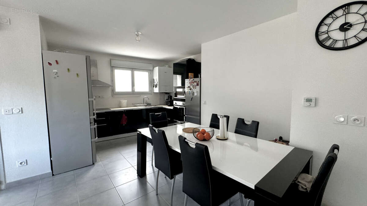 Appartement à ETREMBIERES