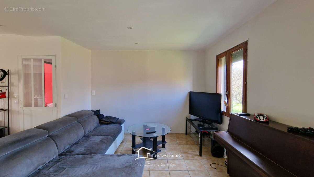 Maison de plain-pied familiale avec 4 chambres, au calme et sans vis-à-vis à proximité de Lusignan - photo 3
