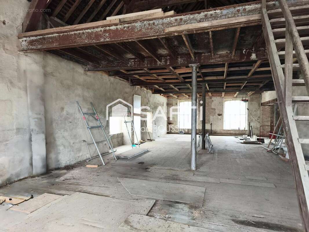 Appartement 220 m² à Bauge  - photo 2