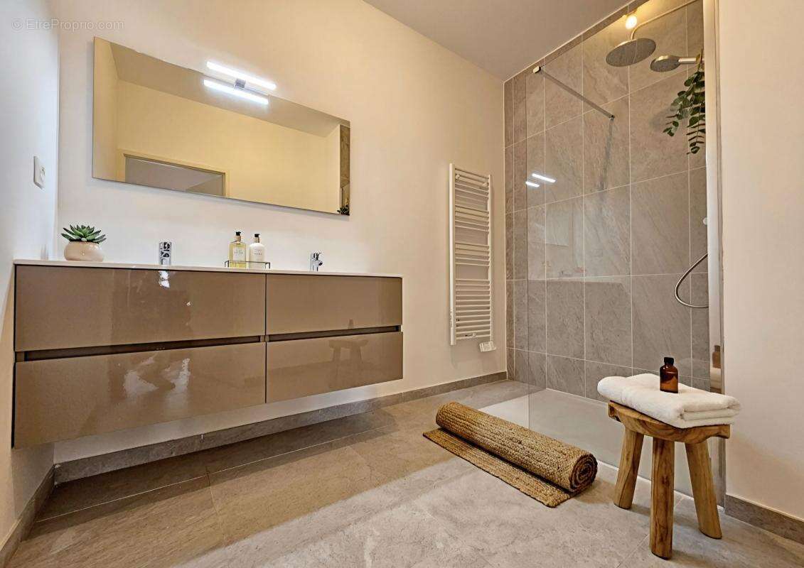 Grand appartement t3 avec terrasse et vue port a vendre a saint-mandrier / pin rolland - photo 6