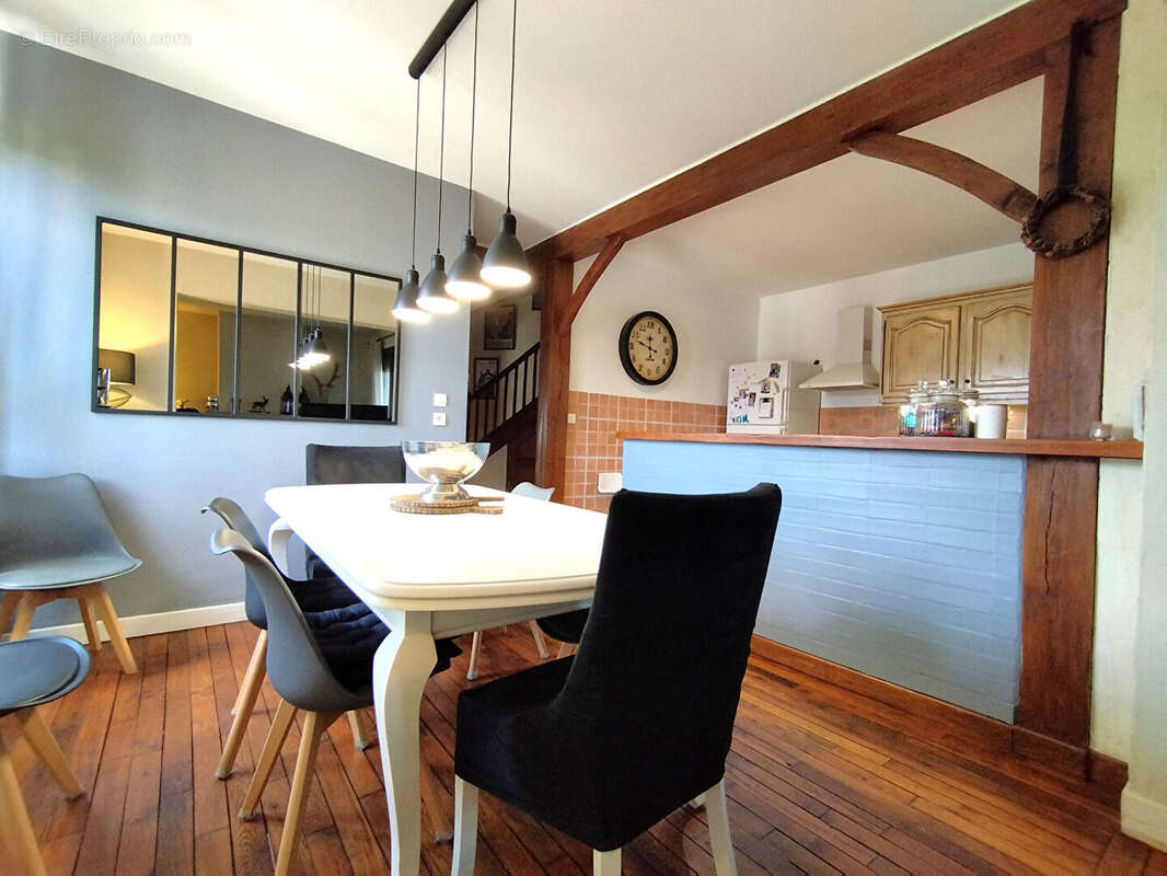 Un véritable cocon familial avec 5 chambres, deux garages et un magnifique jardin, à seulement quelques minutes de Tours et de l - photo 4