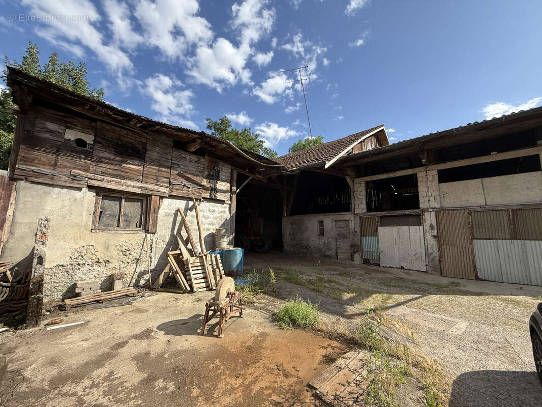 Maison de village avec grange et dépendances - photo 2