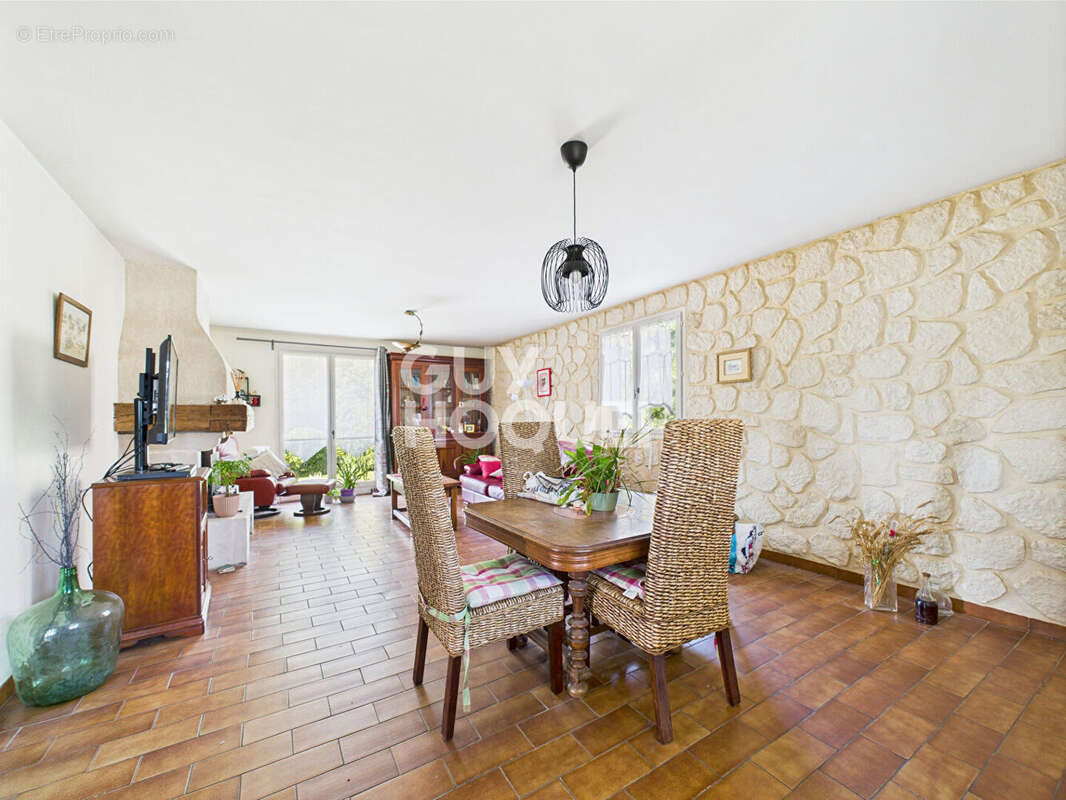 À vendre : Maison spacieuse à Bardouville - 5 chambres et jardin ! - photo 2