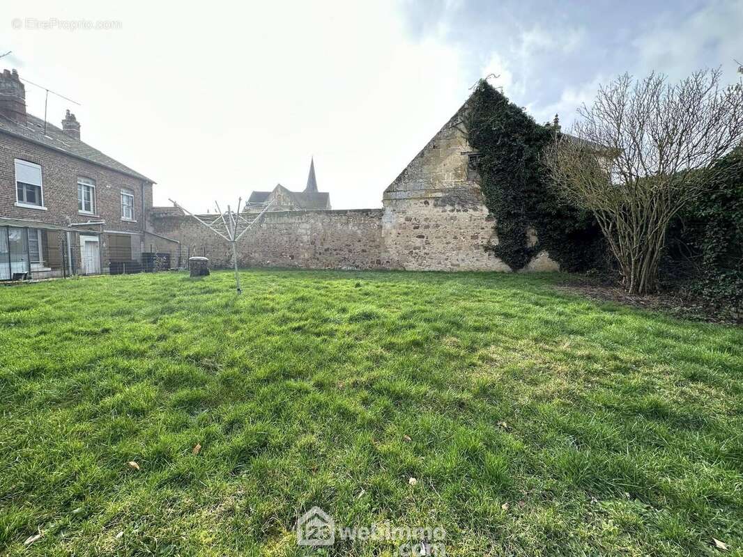 Erigé sur un terrain entièrement clos de murs de 742 m²