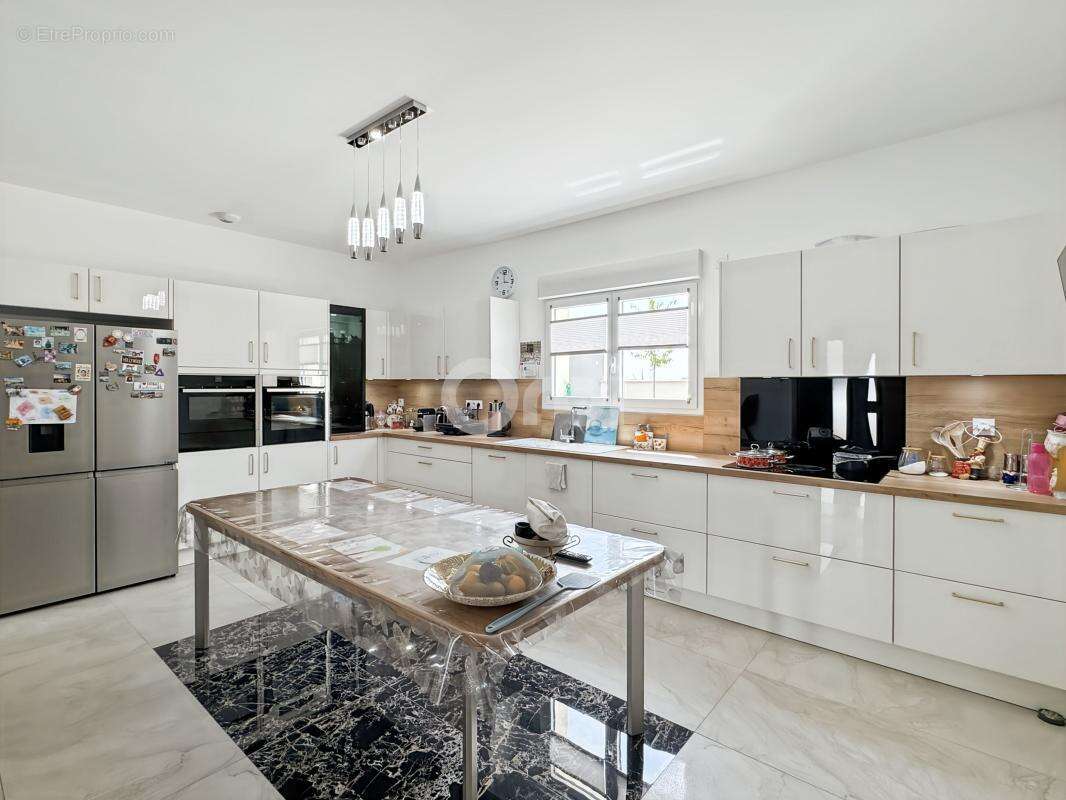 Maison 6 pièces de 198 m² - photo 2