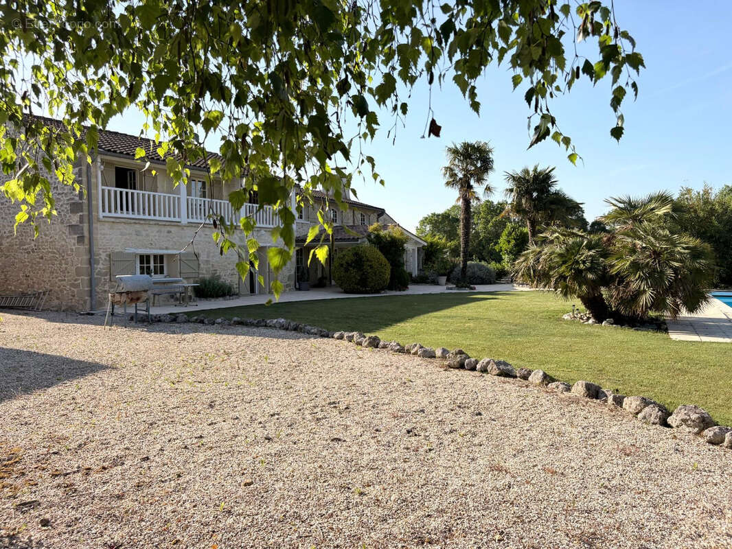 Maison familiale de caractère   370 m2   Piscine   8000 m2 de terrain   Lesparre en Médoc - photo 7