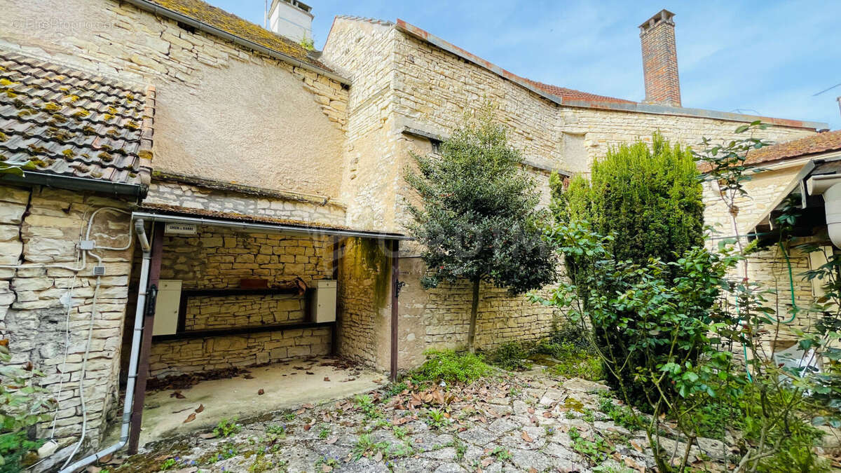 Maison à NOYERS