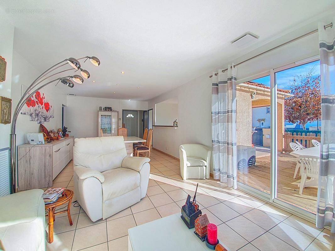 Maison à SAINT-LAURENT-DE-LA-SALANQUE