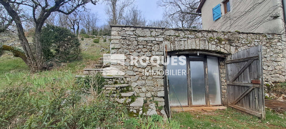 Maison en pierre de 104,65 m2 sur terrain attenant de 9420m2 - photo 6