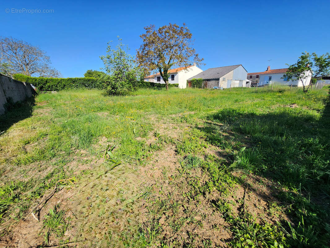 Terrain constructible totalement clos non viabilisé - photo 3