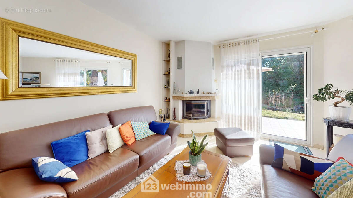 Espace salon lumineux et cosi avec sa cheminée à insert - Maison à TALMONT-SAINT-HILAIRE