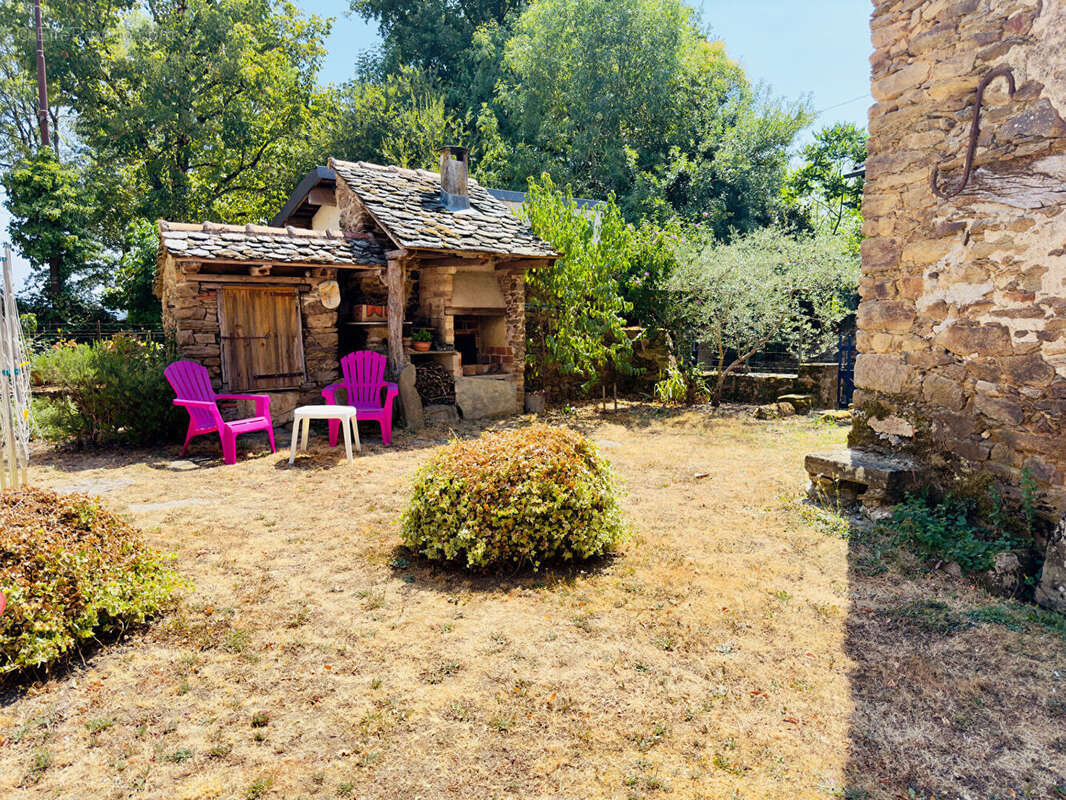 Ledergues - maison de caractère d'environ 150 m² - 6 pièces - 3 chambres - jardin - dépendances - photo 2