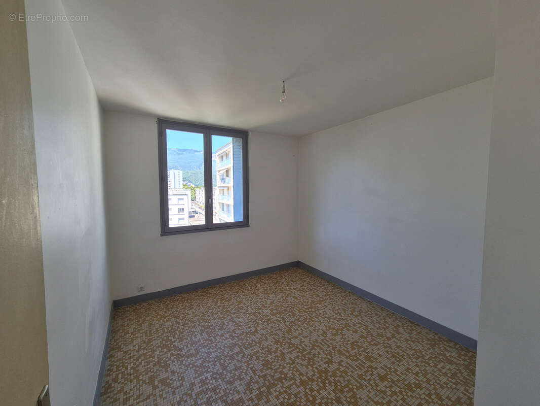 Achat Appartement T3 Grenoble – 3 Pièces Traversant Est-Ouest avec Balcon, Cave & Parking - photo 5