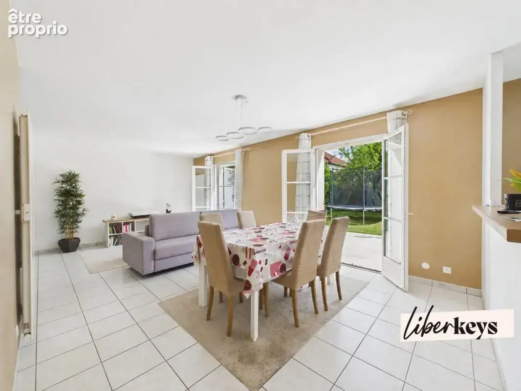 Maison familiale 285 m² au sol – 5 chambres – Terrain de 500 m² – Sous-sol total - photo 2