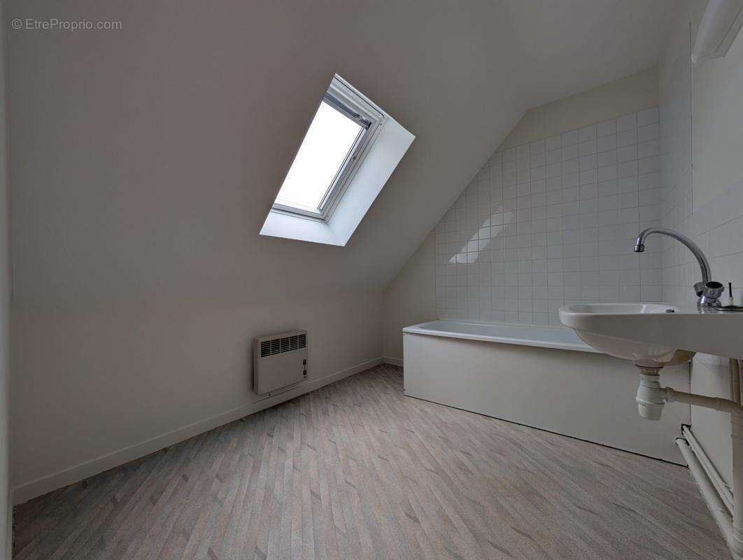 Maison à AINAY-LE-CHATEAU