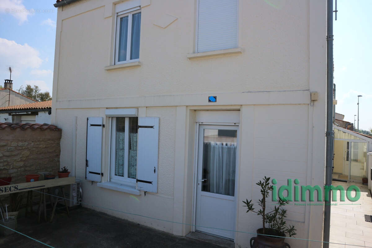 Belle maison en bon etat general de 100 m2 sur un terrain clos de 115 m2. centre bourg a proximite des commerc - photo 2
