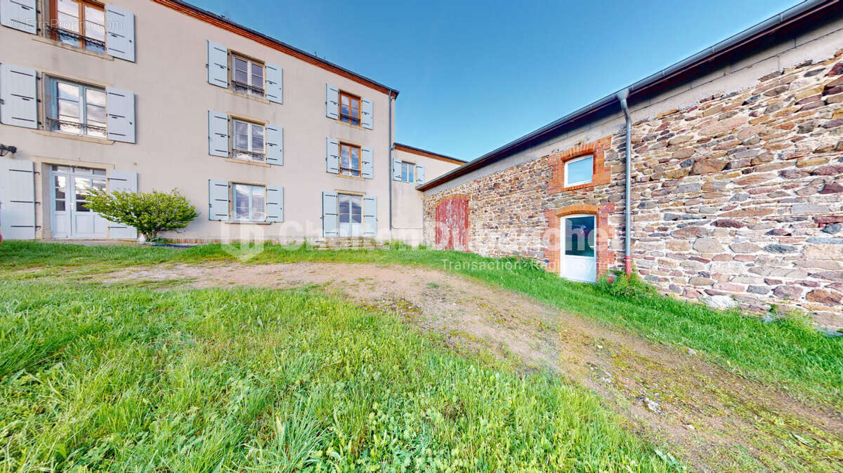 Maison à SAINT-PRIEST-LA-ROCHE