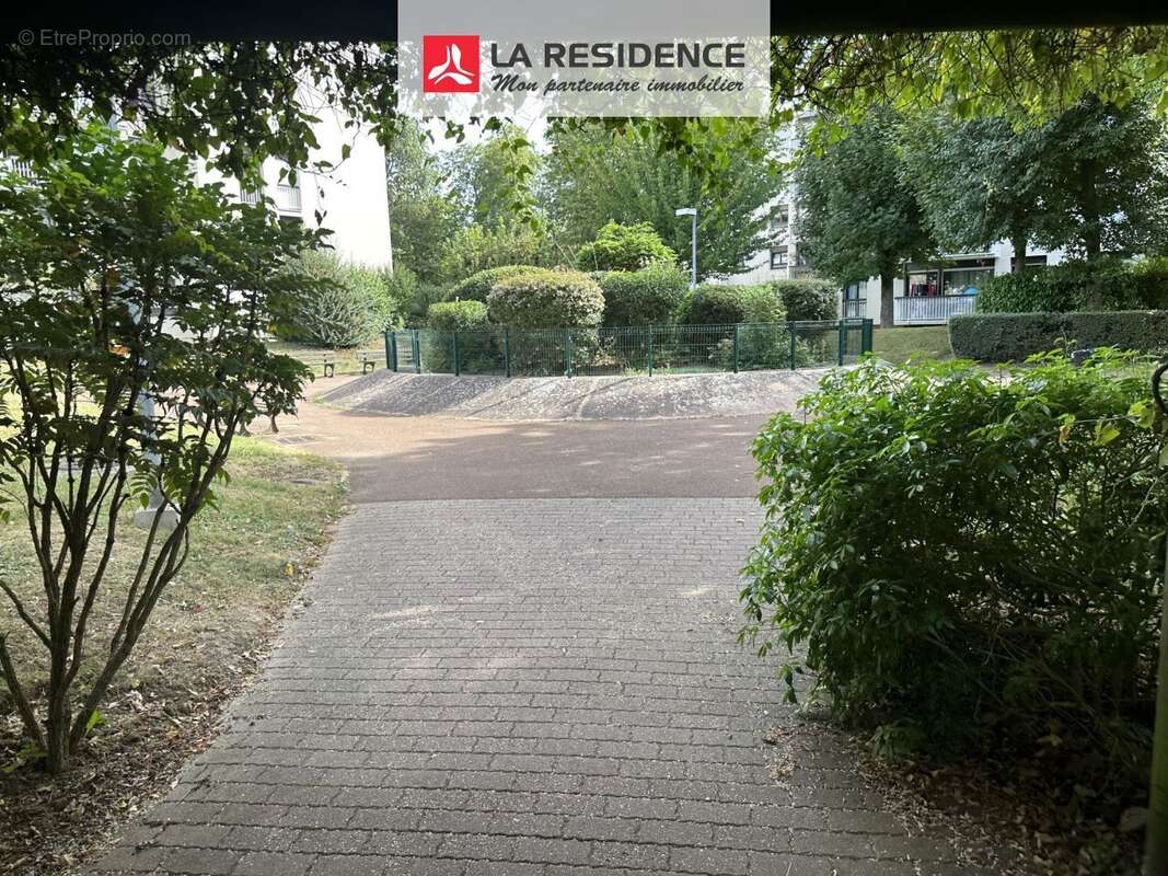 Parking à LES CLAYES-SOUS-BOIS