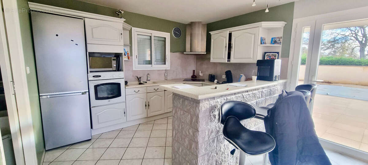 MUR-SUR-ALLIER / Maison à vendre avec 4 chambres, piscine et  grand garage ! - photo 3