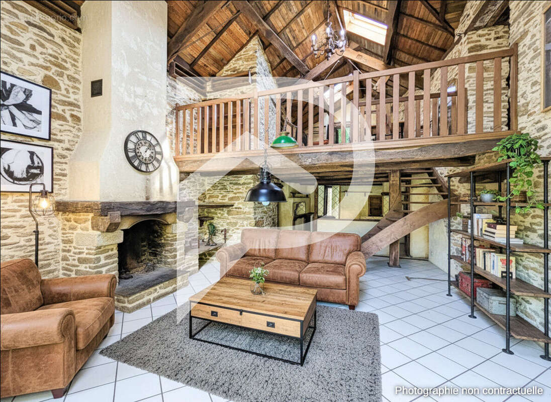 Maison à LAVAL-ROQUECEZIERE