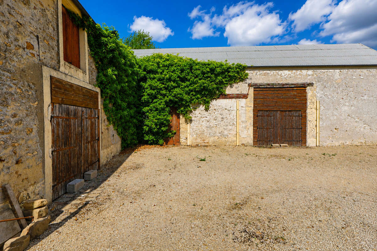 Grange sur un terrain de 788m2 - photo 2