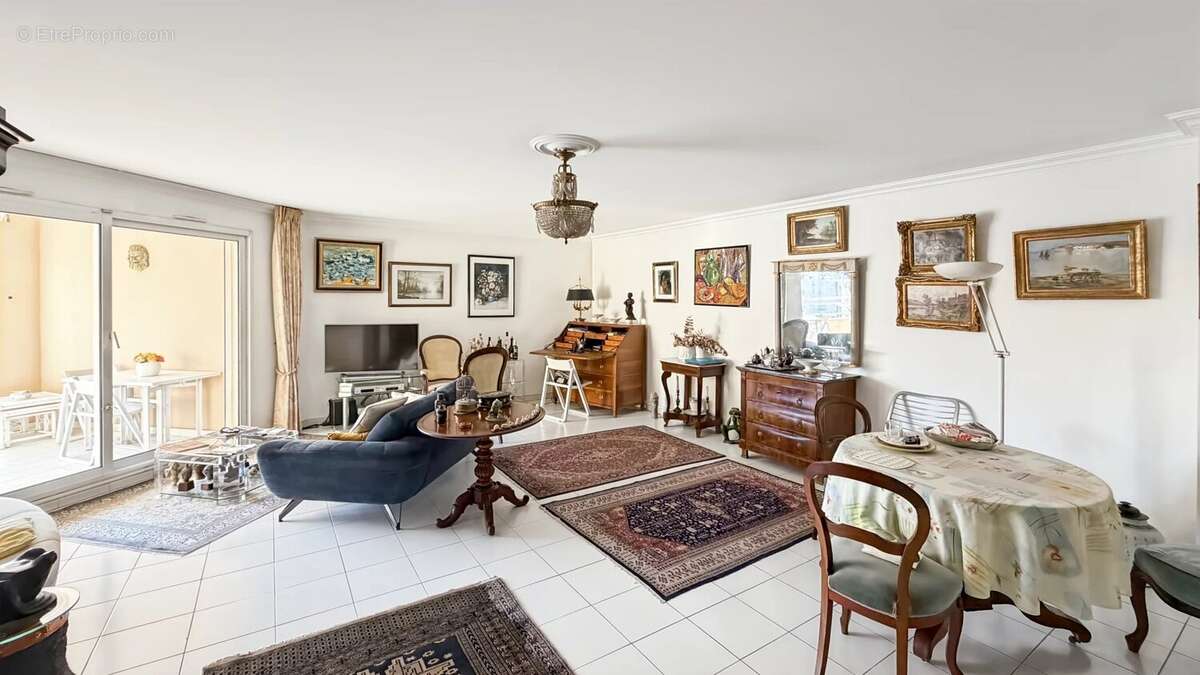 Appartement à VALLAURIS