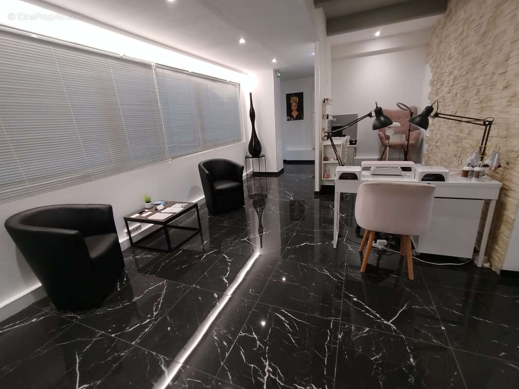 A vendre 365 000 euros des Murs commerciaux de 147 m2 - entièrement renovés avec accès ascenseur PMR - La Gaud - photo 9