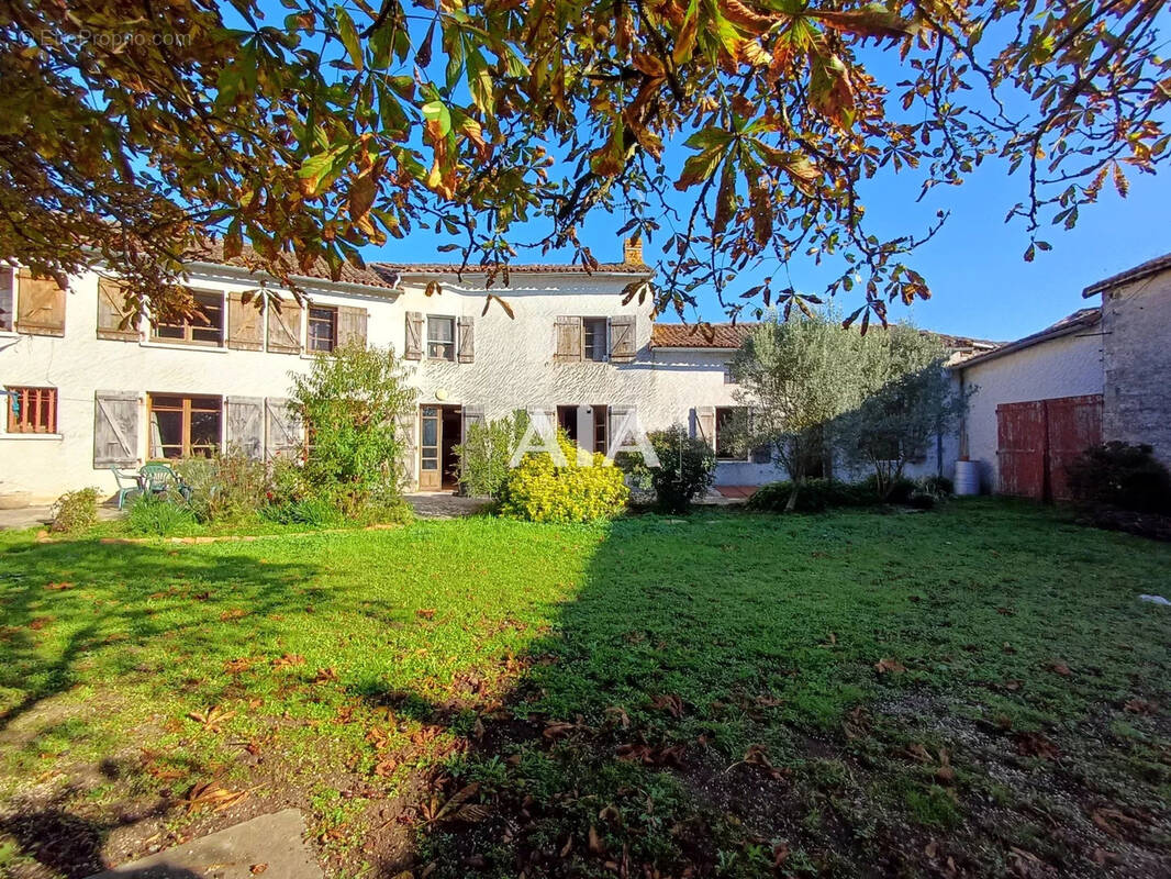 Maison à LES ADJOTS
