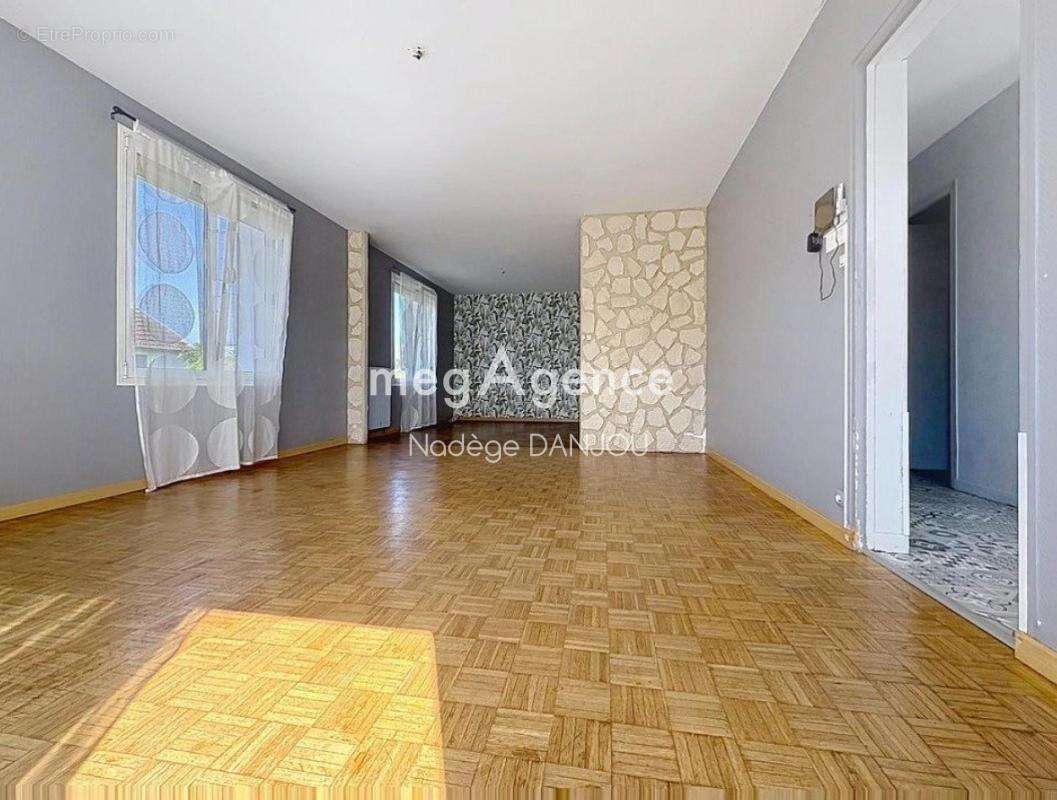 Pavillon sur sous sol 139 m2 habitables st denis de mere - photo 3