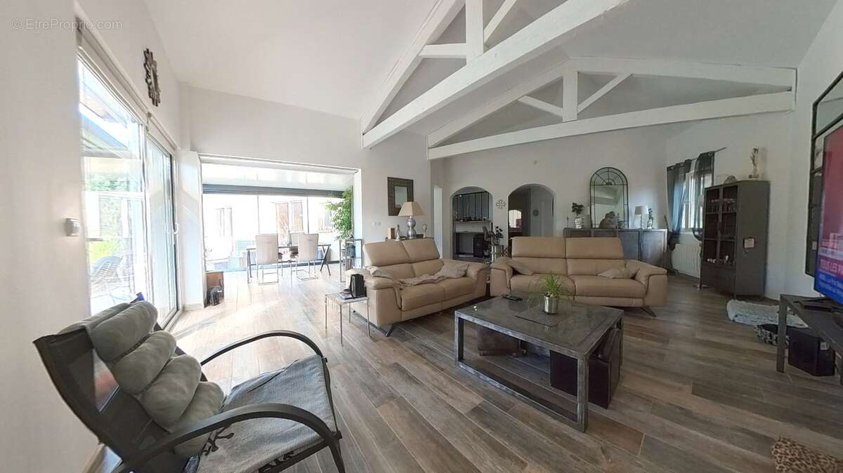 Élégante villa contemporaine avec piscine, jardin paysager et cadre naturel d'exception - photo 4
