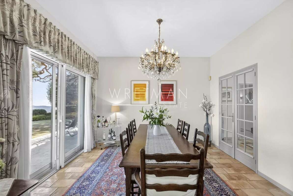 Maison à CHATEAUNEUF-GRASSE