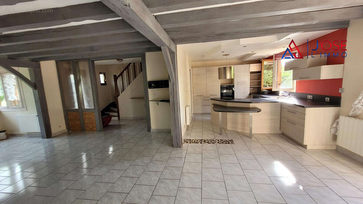 Pièce de vie fluide et ouverte sur le quotidien - Maison à EGLY