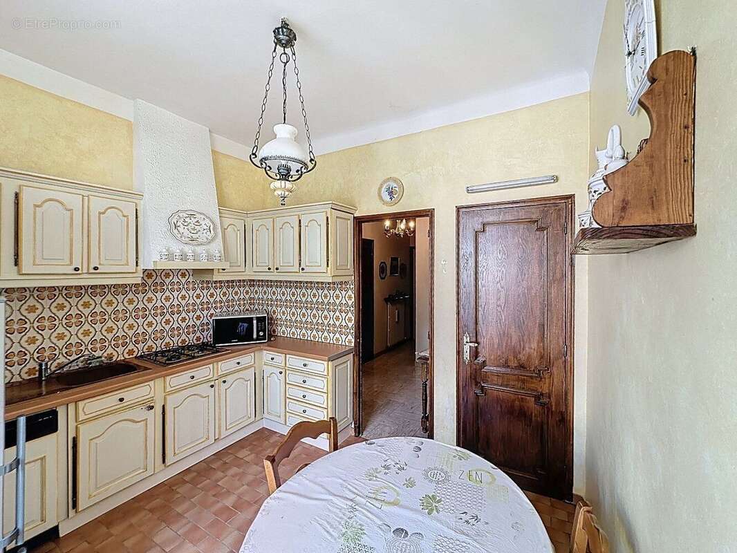 Avignon Intra-Muros Porte Saint Michel : 120 m² Traversant avec Balcon Idéal Famille, Profession Libérale ou Investisseur - photo 10