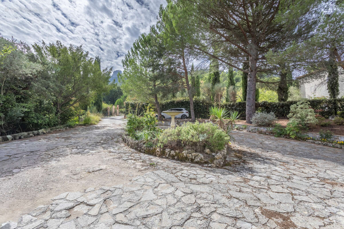 Maison à SIMIANE-COLLONGUE