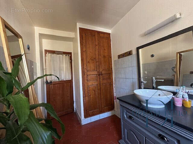 Rangement dans la salle de bains. - Maison à CIVIERES