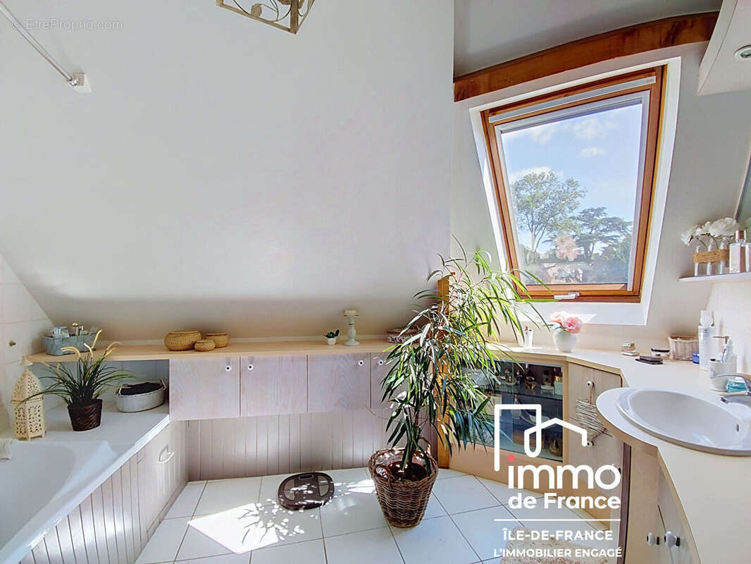 Maison d'architecte  8 pièces 200m² - FONTAINE-LA-GUYON - photo 13