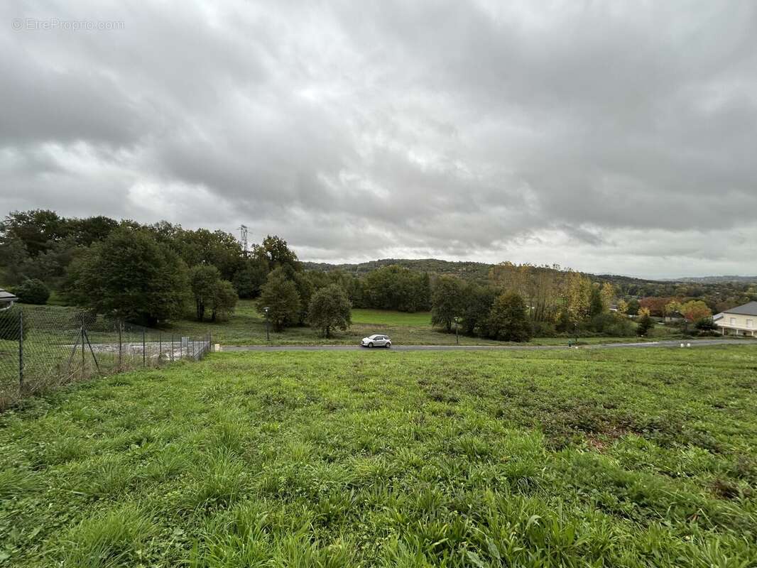 Terrain à DONZENAC