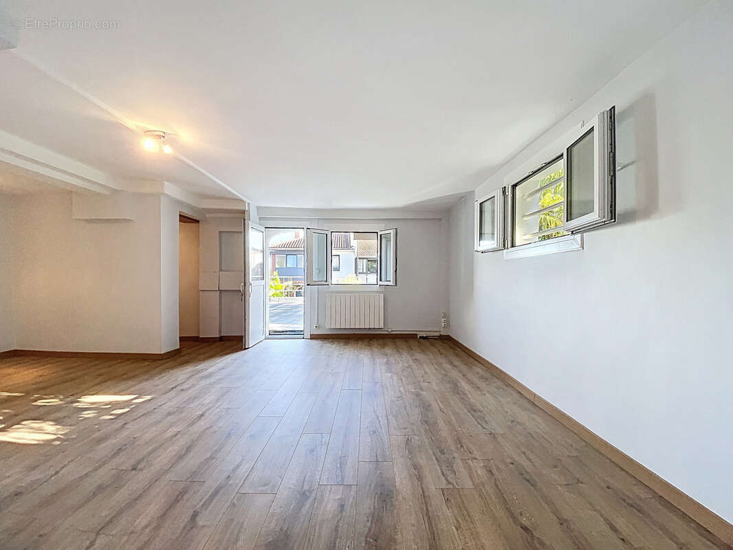 Maison de caractère, T6 de 171 m2 au calme avec jardin, terrasses et garages. - photo 9