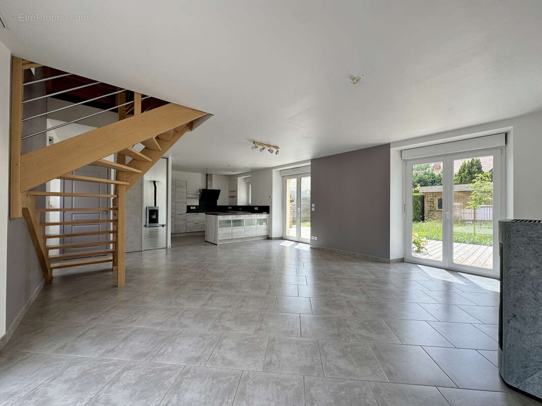 Maison en pierre familiale - quartier calme - photo 2