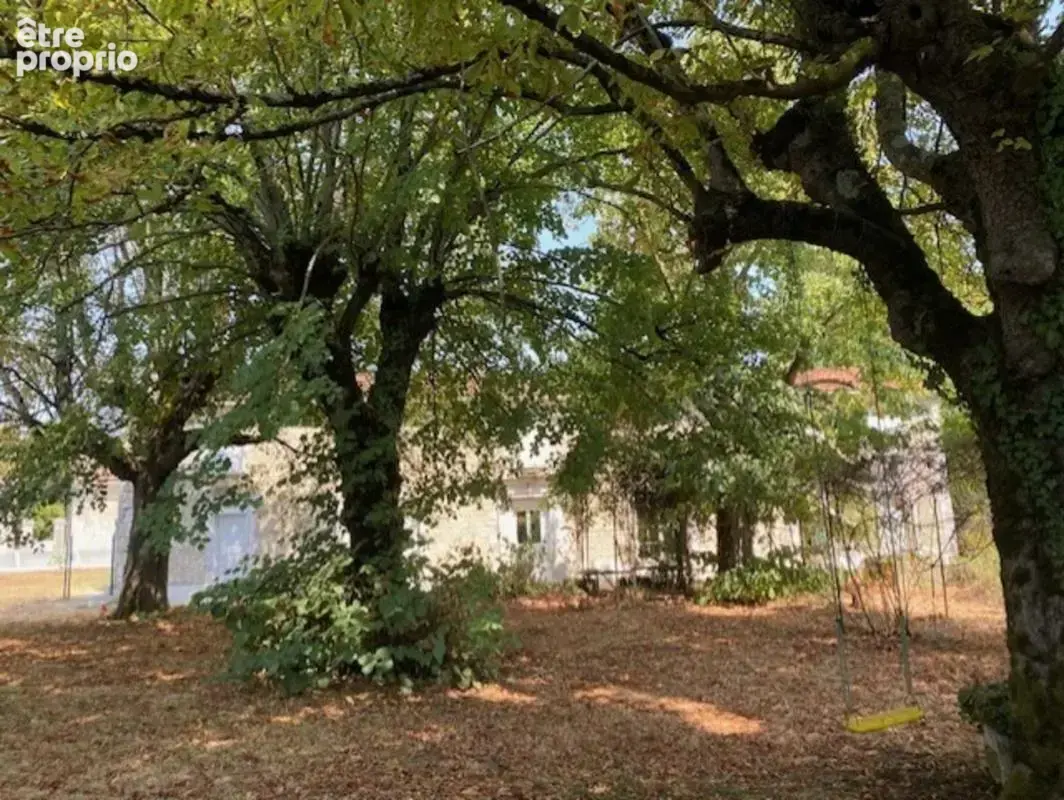 En Charente, à seulement 12 minutes du centre-ville d’Angoulême et de la Gare TGV découvrez cette belle propriété charentaise si - photo 4