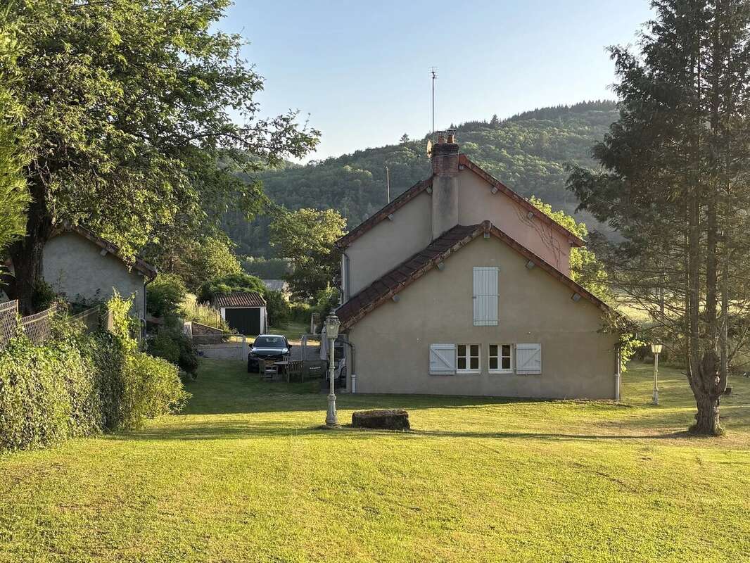 Maison à LUCENAY-L'EVEQUE