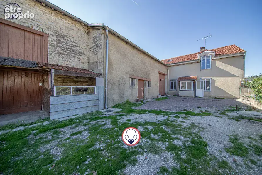 Ancien corps de ferme avec grandes dépendances - photo 1