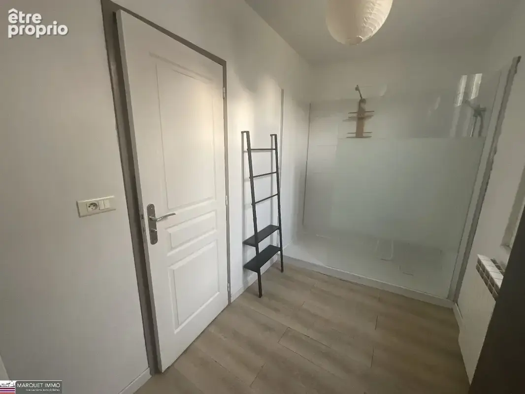 Villa T6 de 110 m²  vous invite à poser vos valises dans un cadre alliant charme et fonctionnalité sur 145 m² de terrain clos et - photo 12