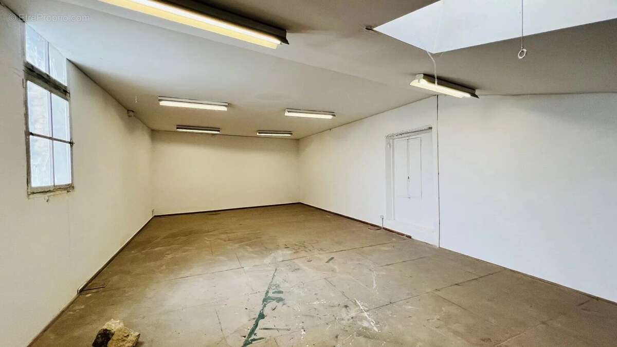 Grand Local en R+1 de 209 m² - Centre-ville - photo 5