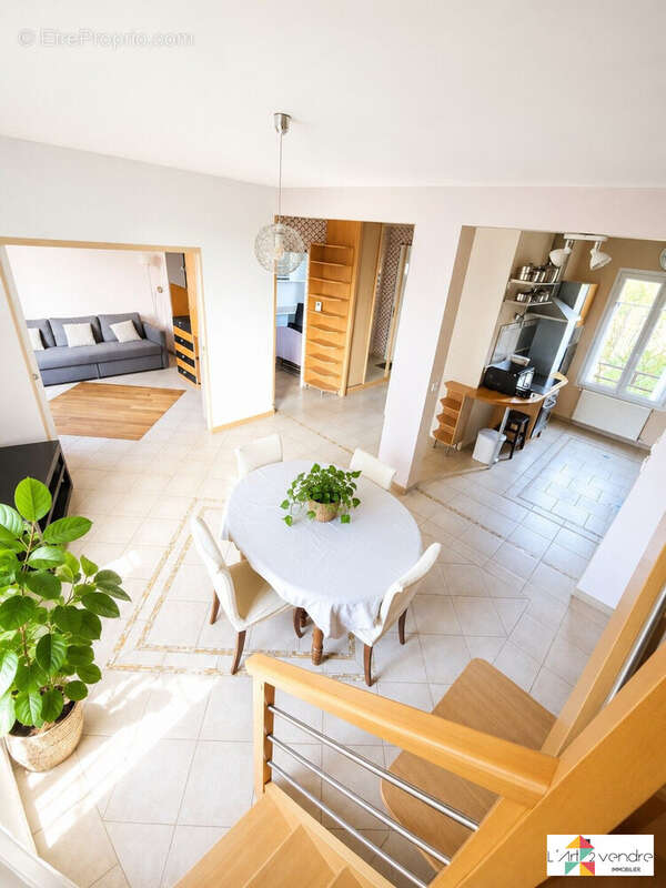 Maison à VARENNES-JARCY