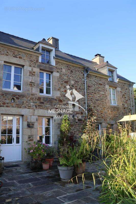 Maison à LANGROLAY-SUR-RANCE